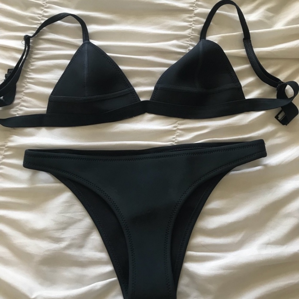 navy triangl bikini